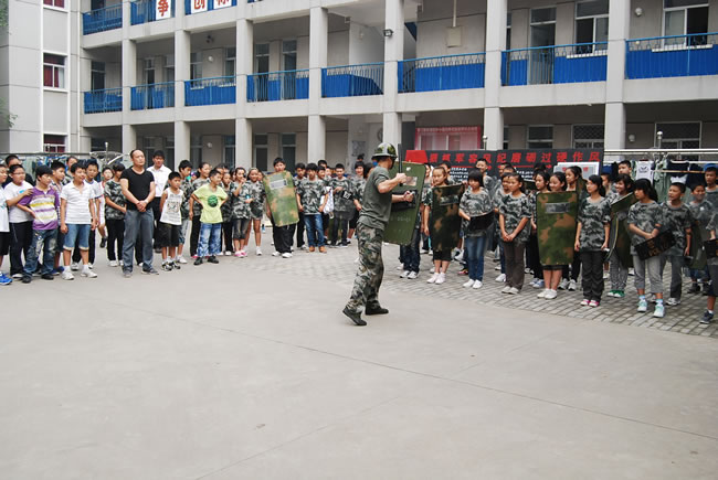 洛陽東方外國語學(xué)校新生軍營參觀