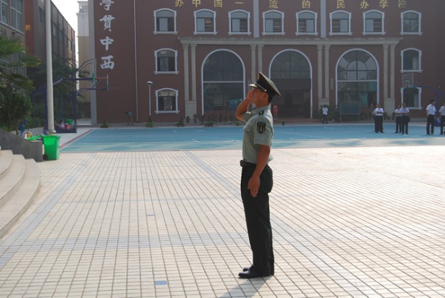 洛陽(yáng)東外中學(xué)部新生軍訓(xùn)會(huì)操表演