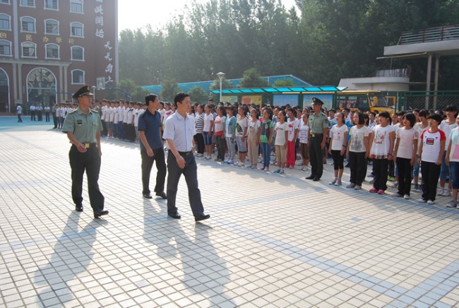 洛陽(yáng)東外中學(xué)部新生軍訓(xùn)會(huì)操表演