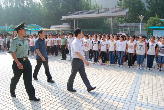 洛陽(yáng)東外中學(xué)部新生軍訓(xùn)會(huì)操表演