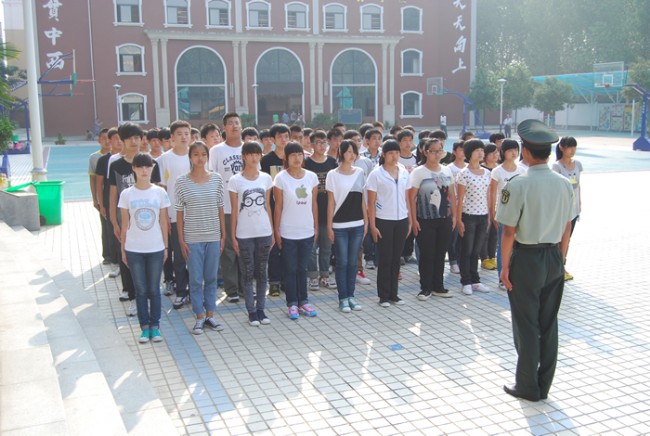 洛陽(yáng)東外中學(xué)部新生軍訓(xùn)會(huì)操表演