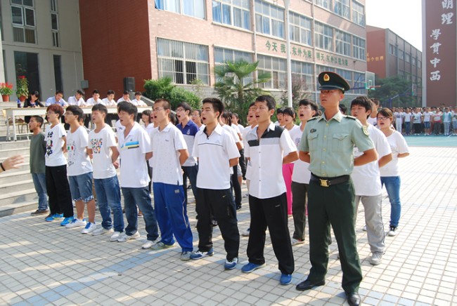 洛陽(yáng)東外中學(xué)部新生軍訓(xùn)會(huì)操表演