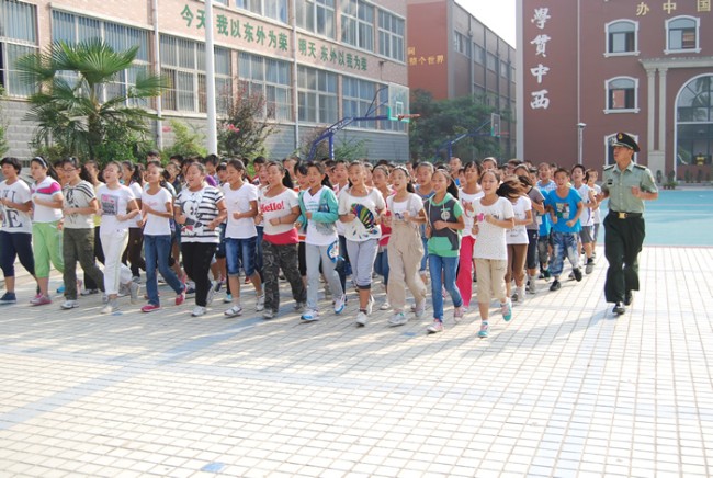 洛陽(yáng)東外中學(xué)部新生軍訓(xùn)會(huì)操表演