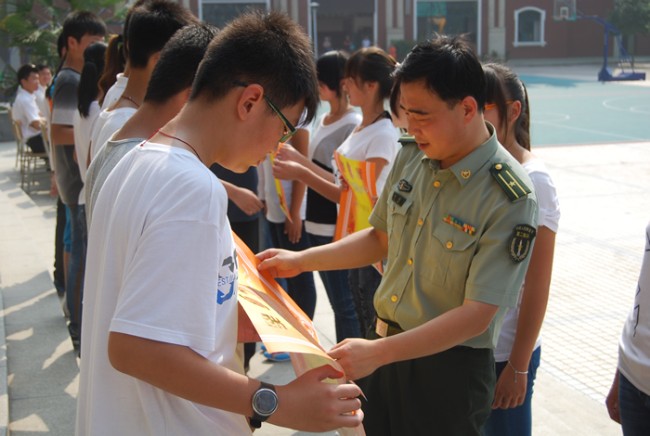 洛陽東外中學(xué)部新生軍訓(xùn)會操表演