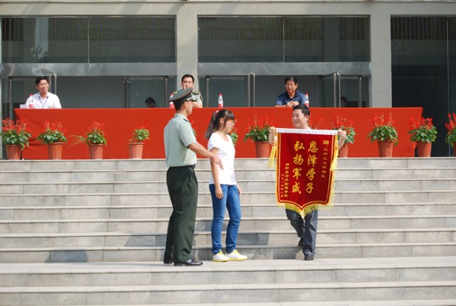 洛陽東外中學(xué)部新生軍訓(xùn)會操表演