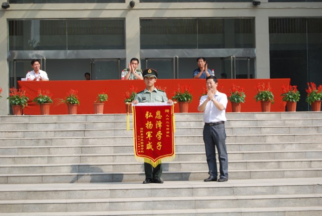 洛陽東外中學(xué)部新生軍訓(xùn)會操表演