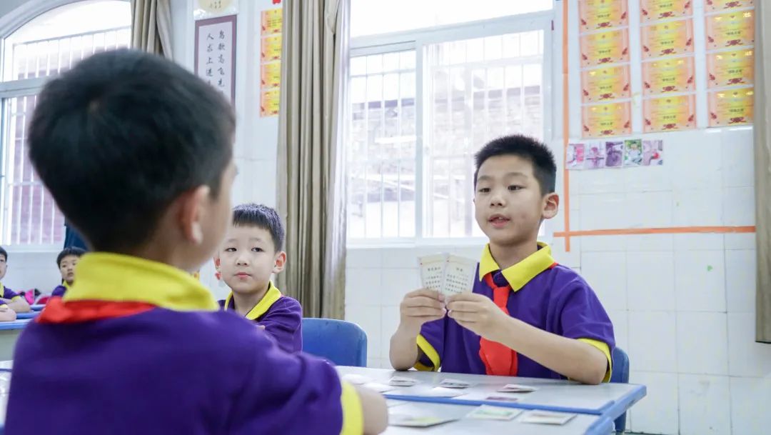 巧背古詩 最強大腦丨東外小學部巧借撲克牌玩轉(zhuǎn)古詩詞系列活動