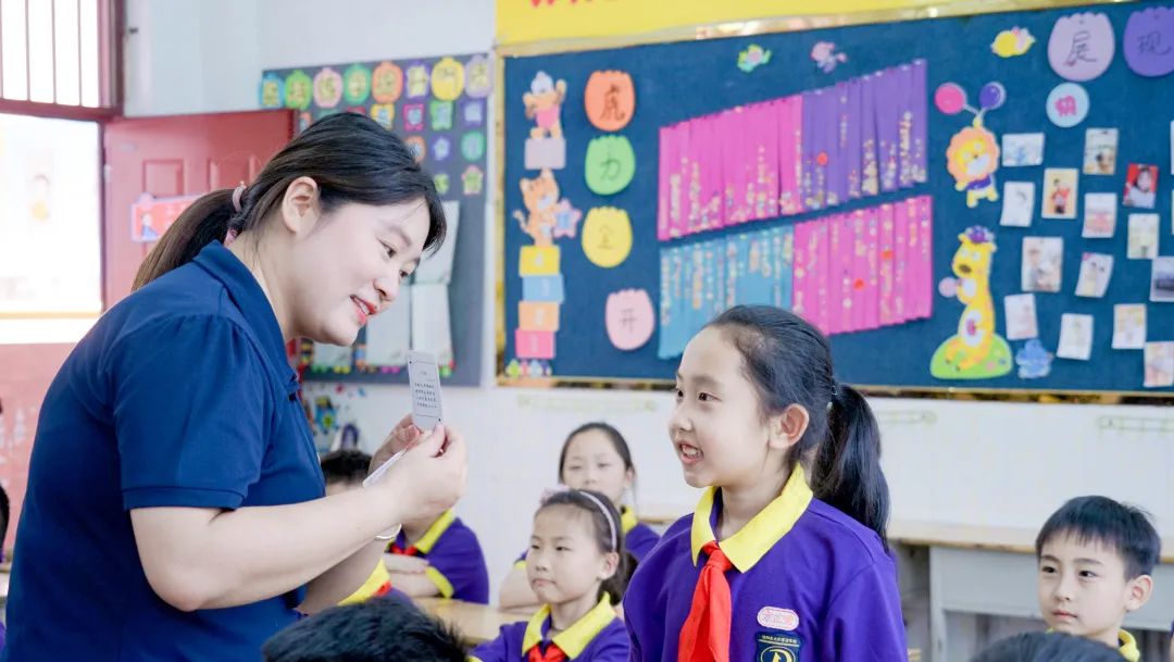 巧背古詩 最強大腦丨東外小學部巧借撲克牌玩轉(zhuǎn)古詩詞系列活動